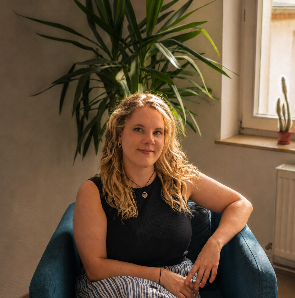 Jenny Winkler sitzt in einem blauen Sessel